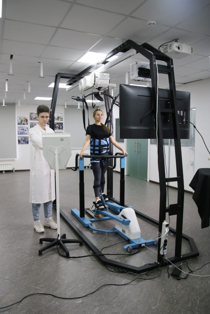 Подвес реабилитационный для вертикализации пациента «Орторент» модель «Орторент С++» (стационарный с роботизированной (кинематической) системой имитации шага)