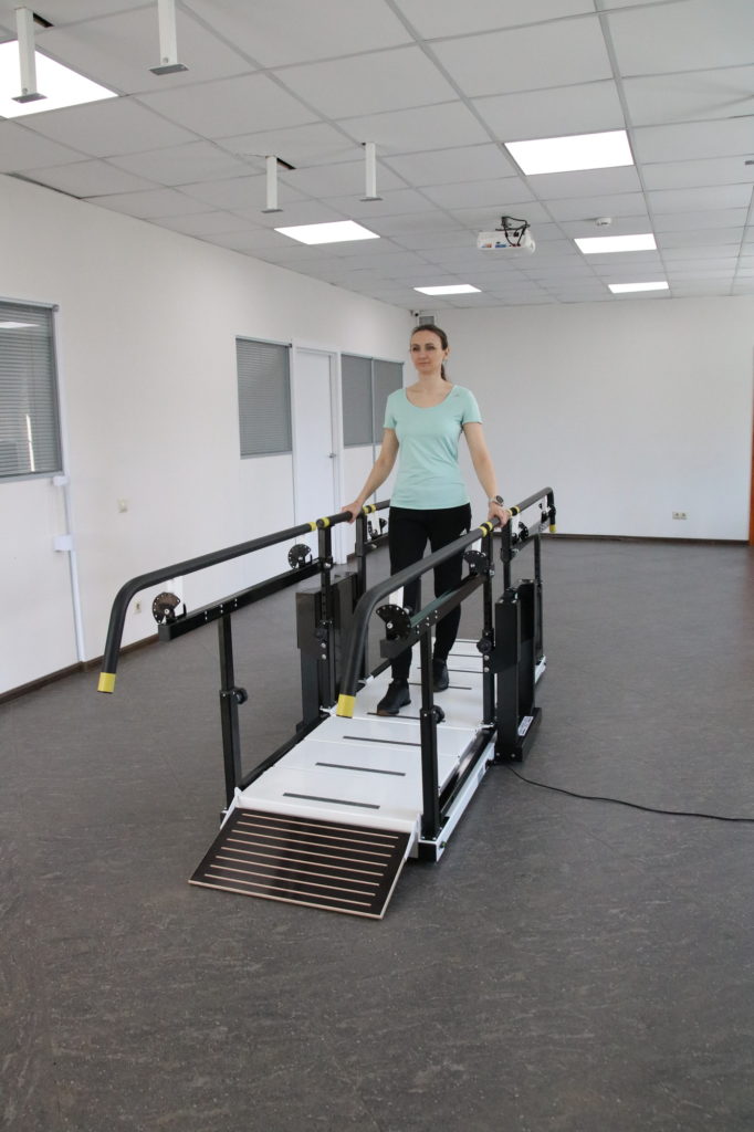 Тренажер в виде параллельных брусьев для тренировки ходьбы «ОРТОРЕНТ CARMINA» модель «Брусья-лестница» с регулировкой поручней