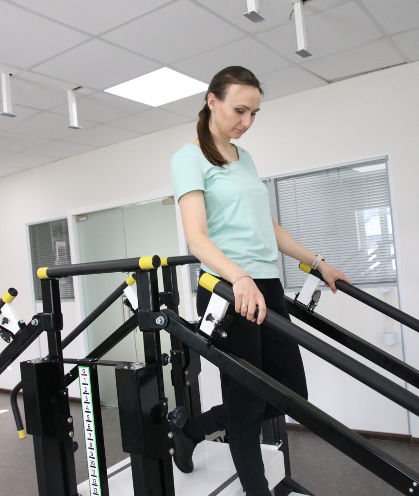 Тренажер в виде параллельных брусьев для тренировки ходьбы «ОРТОРЕНТ CARMINA» модель «Брусья-лестница» с регулировкой поручней