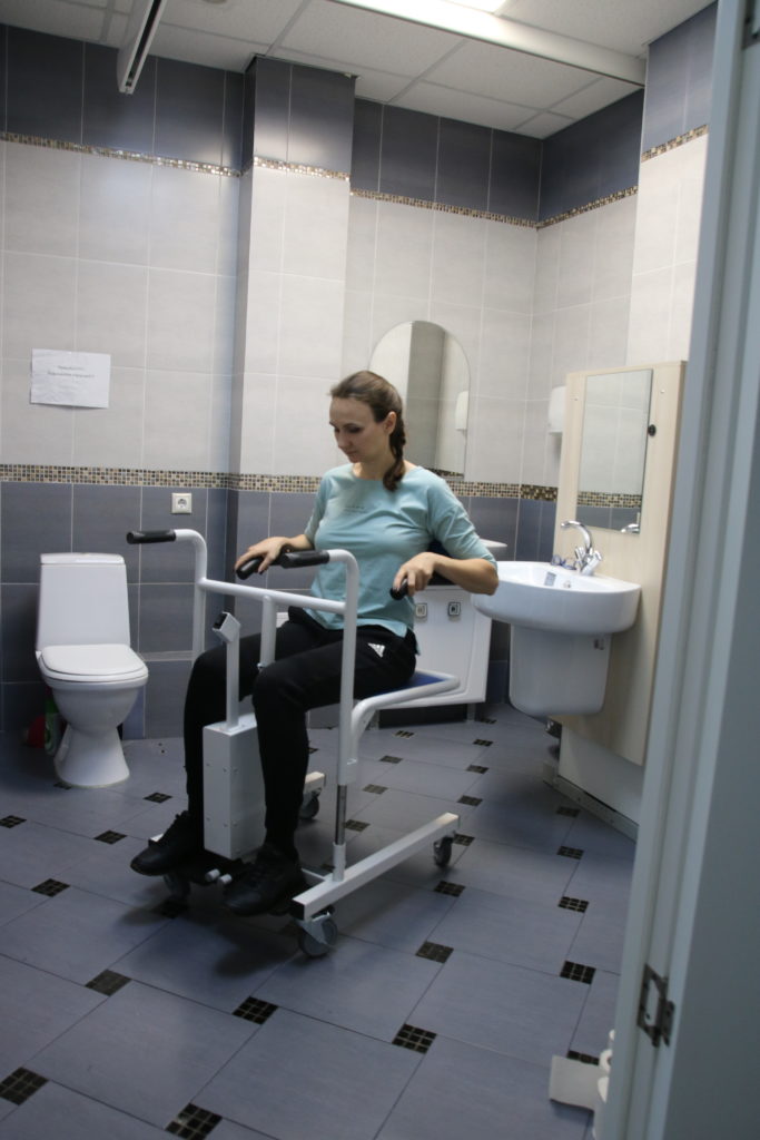 Вспомогательное многофункциональное техническое средство для подъема и перемещения лиц с ОВД модель «Кресло-туалет универсальный»
