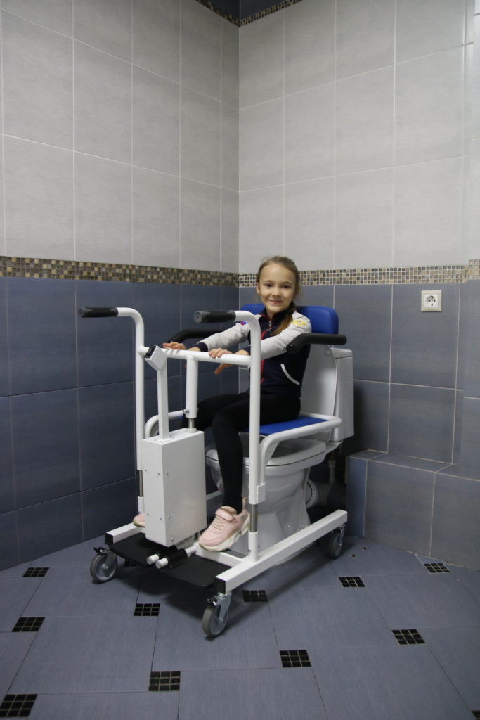 Вспомогательное многофункциональное техническое средство для подъема и перемещения лиц с ОВД модель «Кресло-туалет универсальный»